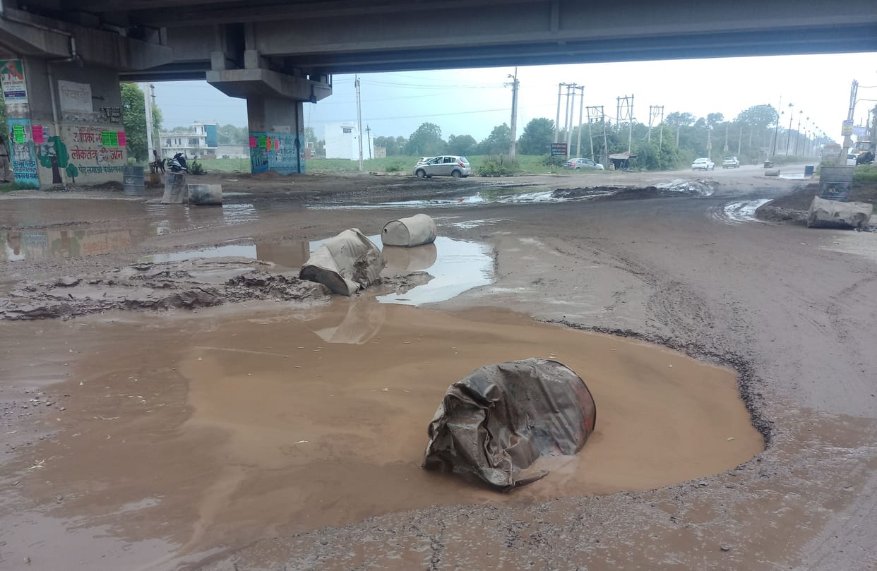 CM, Union Minister and DC have been reprimanded in relation to the bad roads, the situation has not changed