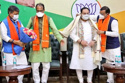 मध्यप्रदेश के भाजपा सांसदों की बैठक लेते पार्टी अध्यक्ष जेपी नड्डा