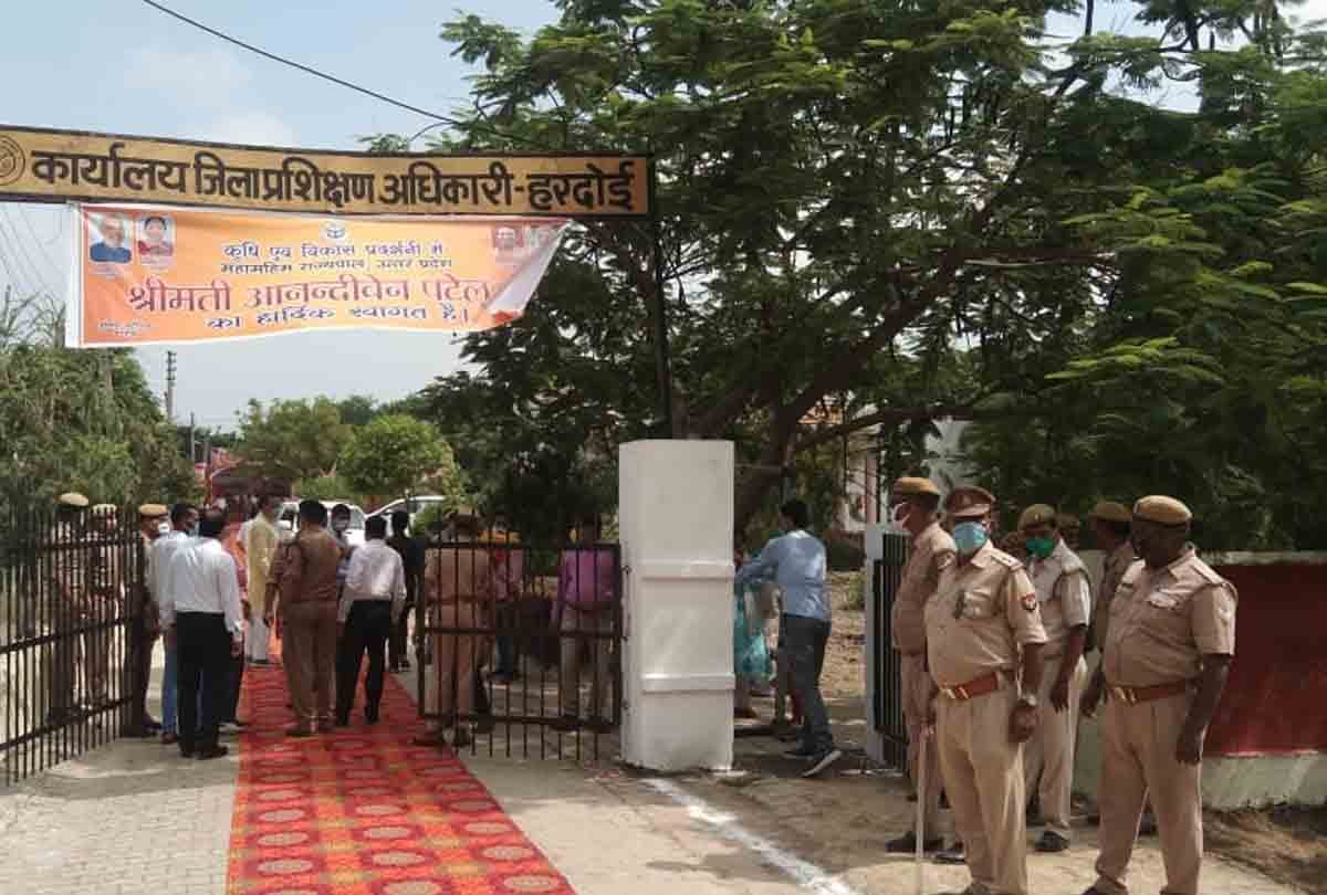 UP: Governor Anandiben Patel reached Hardoi, planted Rudraksh sapling at Krishi Vigyan Kendra