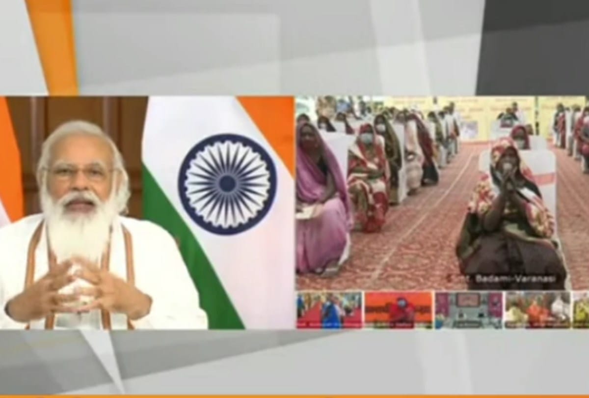 PM Narendra Modi interacts with beneficiaries of Pradhan Mantri Garib Kalyan Anna Yojana.