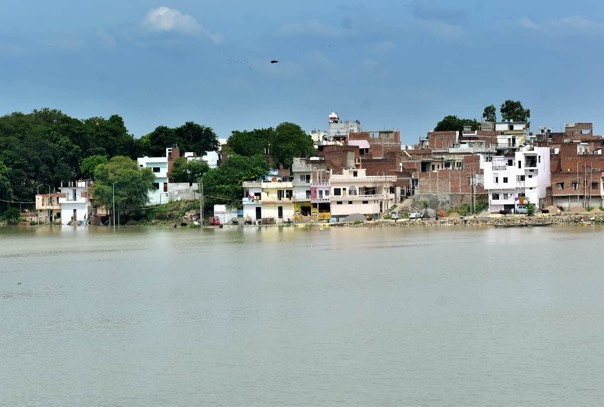 On the Ganga-Yamuna boom, flood water entered the alluvial villages of Jhunsi, many villages lost contact
