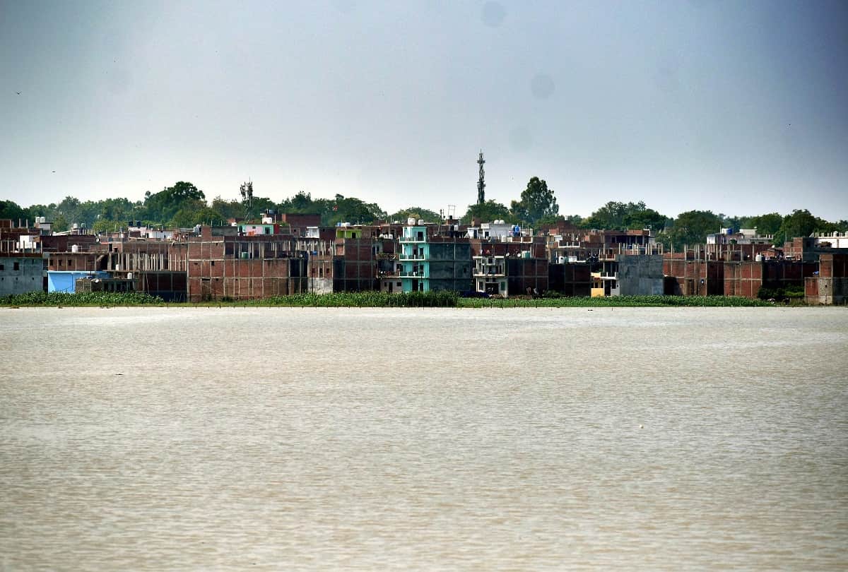 On the Ganga-Yamuna boom, flood water entered the alluvial villages of Jhunsi, many villages lost contact