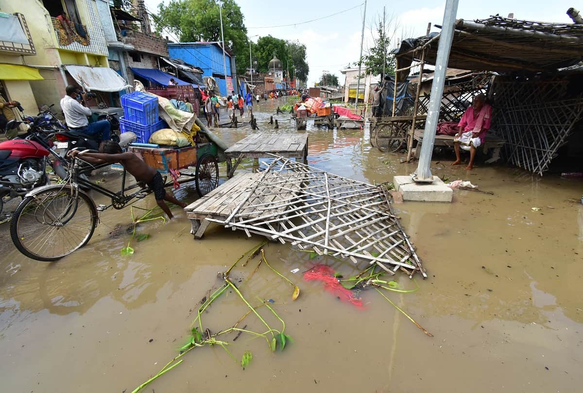On the Ganga-Yamuna boom, flood water entered the alluvial villages of Jhunsi, many villages lost contact
