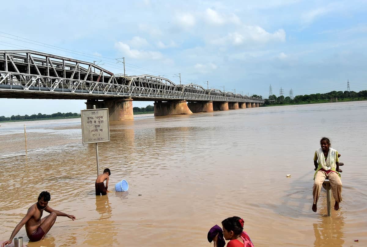 On the Ganga-Yamuna boom, flood water entered the alluvial villages of Jhunsi, many villages lost contact