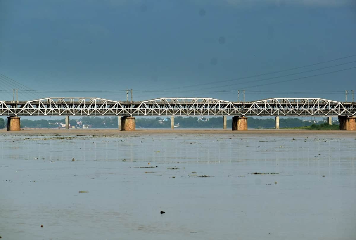 On the Ganga-Yamuna boom, flood water entered the alluvial villages of Jhunsi, many villages lost contact