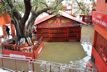 Prayagraj: Mother Ganga, who reached Hanumanji's feet, was welcomed with the cheers of Har Har Mahadev.