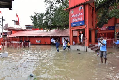 Prayagraj: Mother Ganga, who reached Hanumanji's feet, was welcomed with the cheers of Har Har Mahadev.