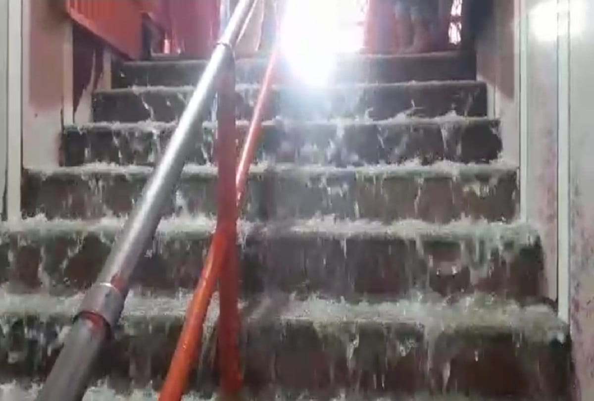 Prayagraj: Mother Ganga, who reached Hanumanji's feet, was welcomed with the cheers of Har Har Mahadev.