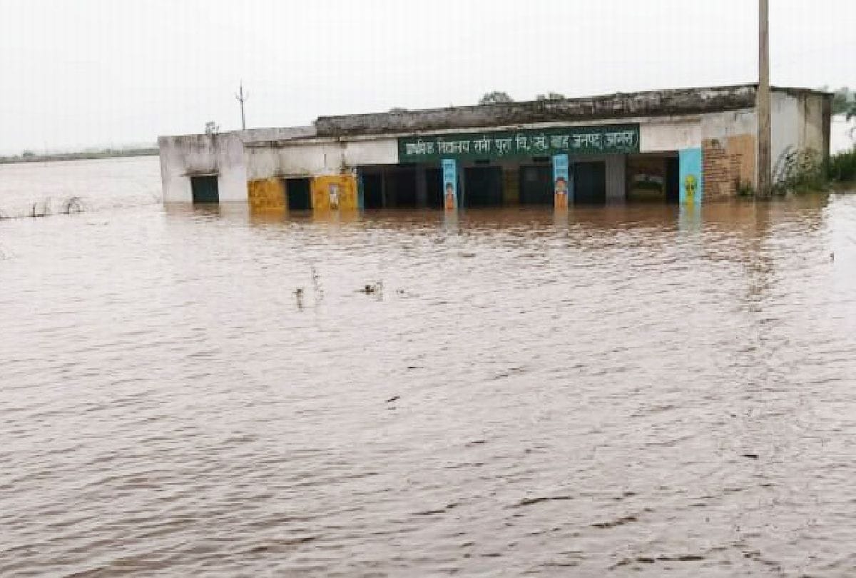 Chambal river flowing above the warning level in agra
