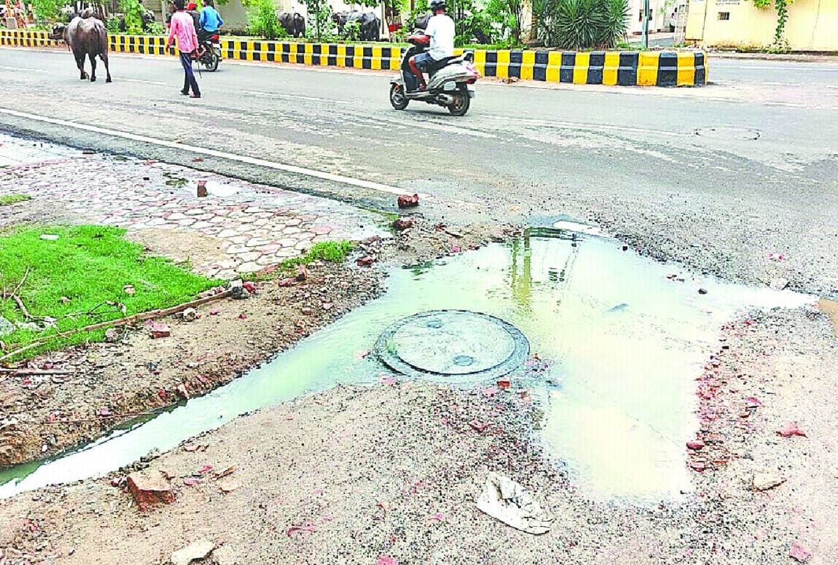 sewer over flowing on the road in Agra