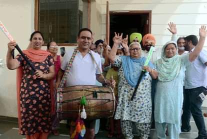 जीत का जश्न मनाते हॉकी कप्तान मनप्रीत के परिवार वाले।