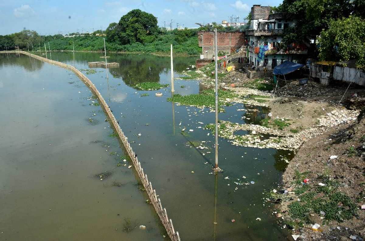 varanasi ganga water level: due to increasing water level water entered houses across Varuna river in varansi