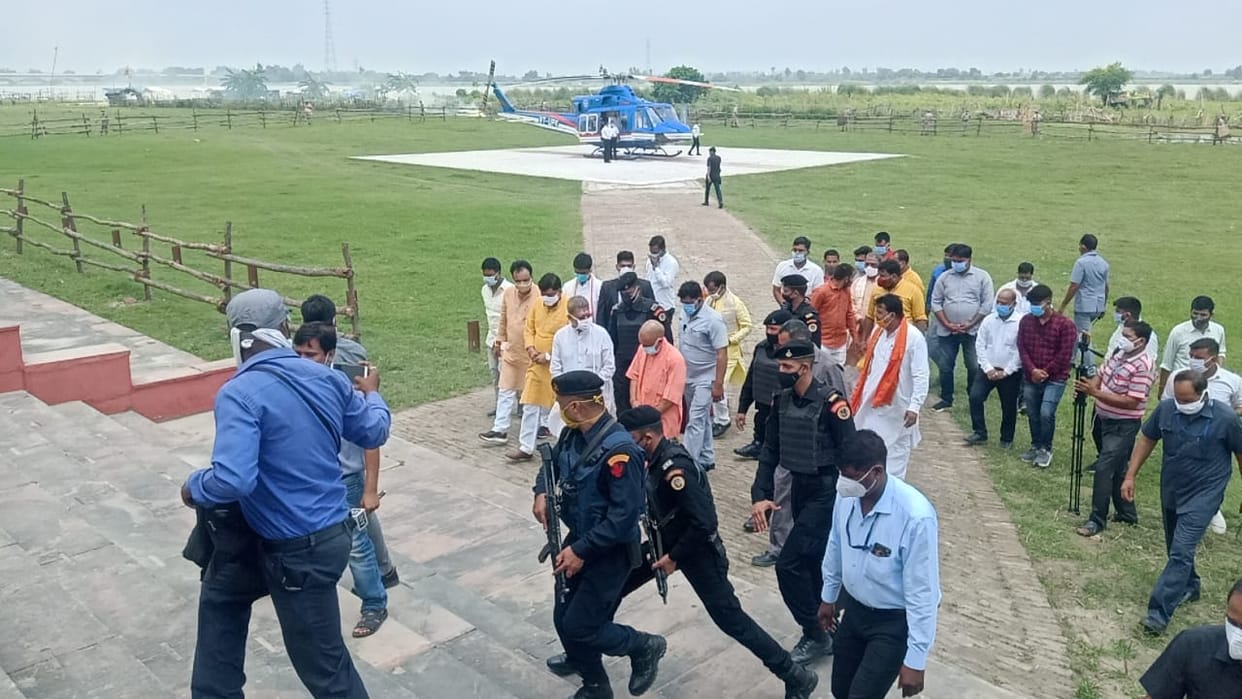 Yogi overtook all the leaders for tours in the districts: reached the districts more than a hundred times in 156 days, visited 20 districts every month