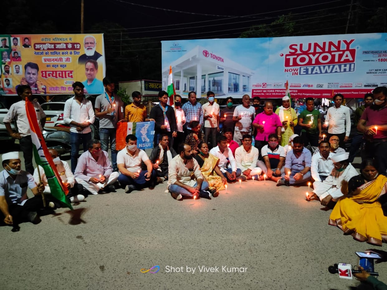 etawah news,Congressmen expressed their anger by taking out candle march