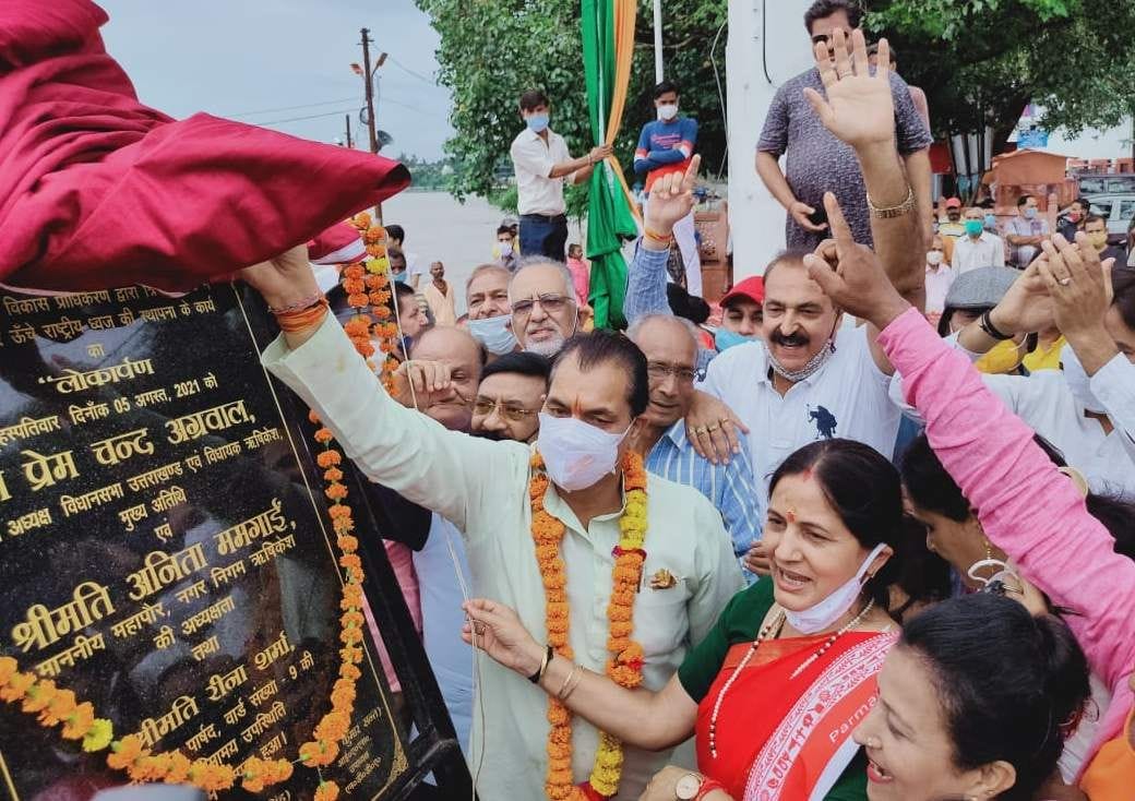 101 feet high tricolor hoisted at Triveni Ghat