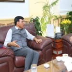 वैक्सीन आपूर्ति को लेकर चर्चा करते केंद्रीय स्वास्थ्य मंत्री मनसुख मंडाविया व सीरम के प्रमुख अदार पूनावाला
