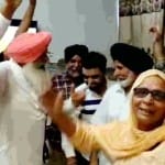 जीत का जश्न मनाते परिजन।