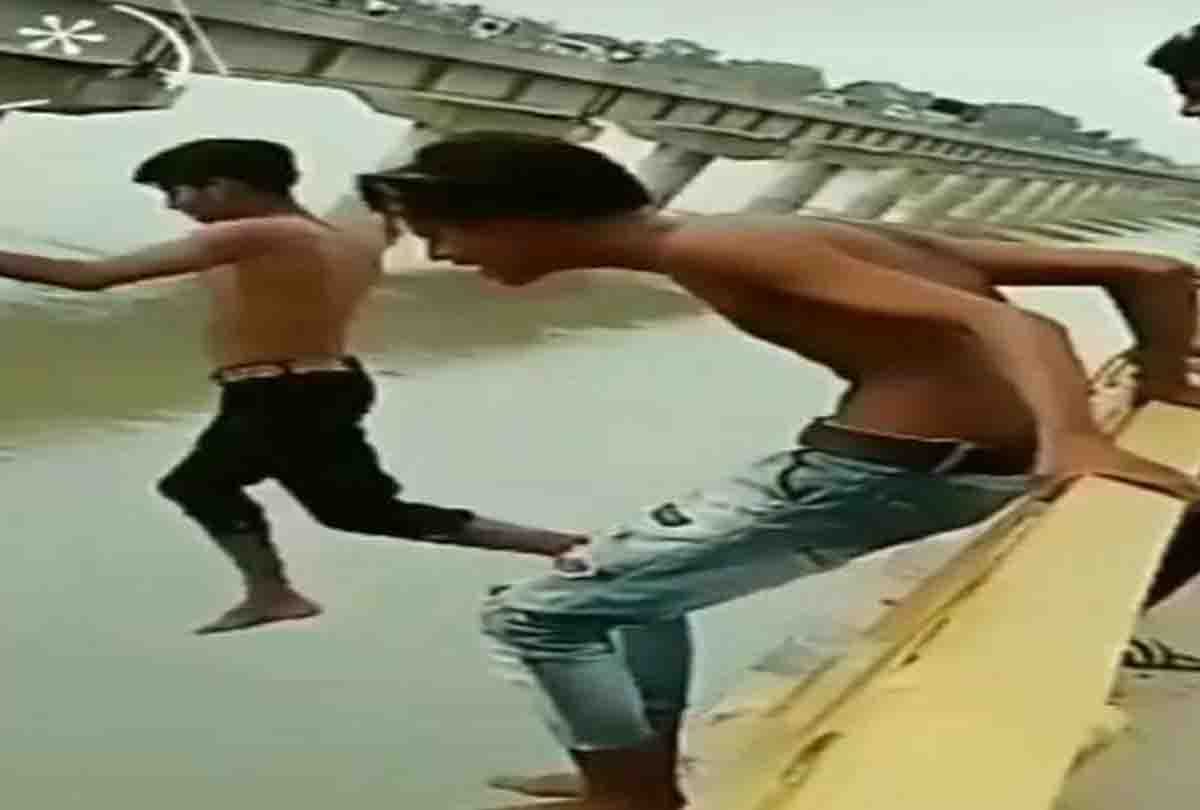 Video of four youths jumping in Ganga goes viral