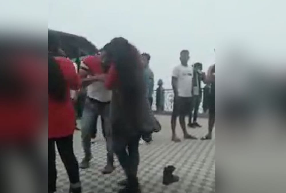 Mussoorie News: Girl Beaten Youth in Library chowk video viral