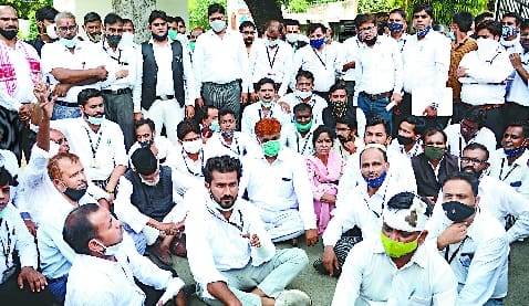 Lawyers picket in SSP office, fiercely created ruckus
