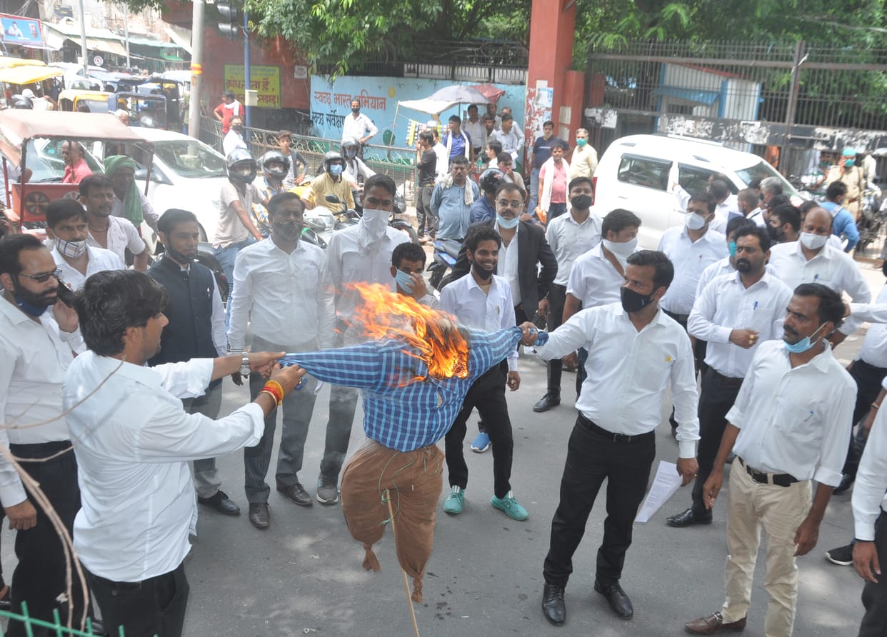 Advocates burnt effigy of police administration, sat on dharna