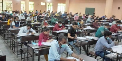 जीआईसी में बीएड प्रवेश परीक्षा देते परीक्षार्थी