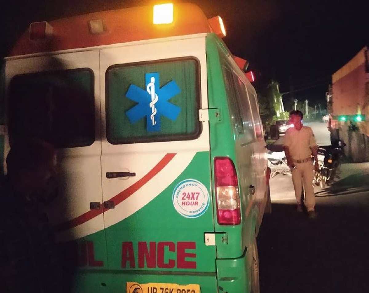 Police caught Liquor smuggler smuggling by ambulance in ballia