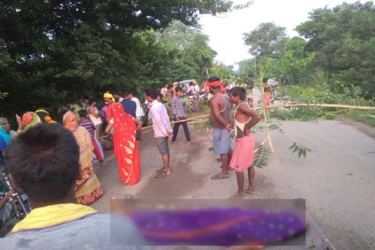 Big Negligence of Electricity Department woman dies due to current in wire falling in Ballia people jam the highway