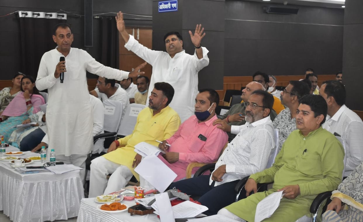 Uproar over corruption issue, councilors left the meeting