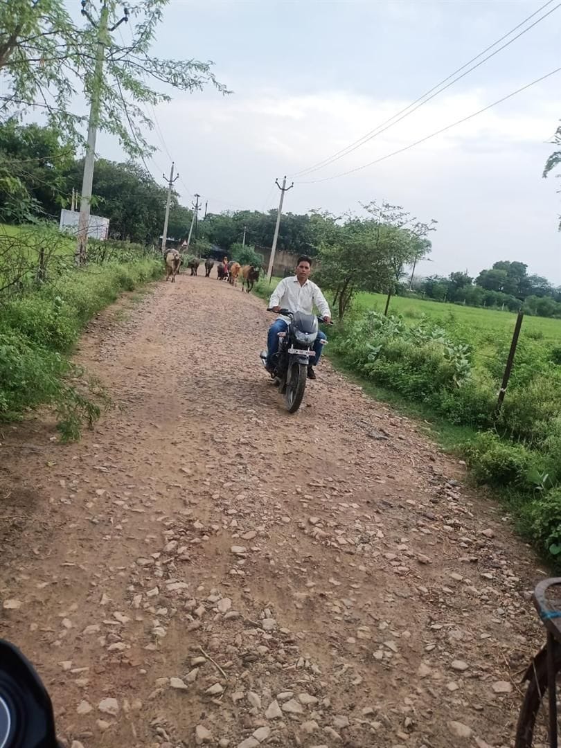 Hathras: Piyush's way to the village is bad, people struggling with the problem of salt water
