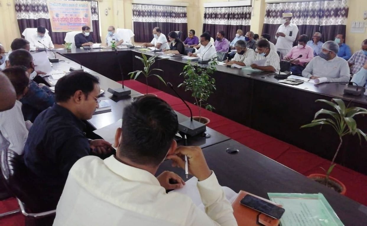 Hathras: DM expressed displeasure over slow pace of Ayushman scheme
