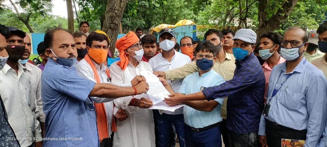 Contract workers demonstrated for salary