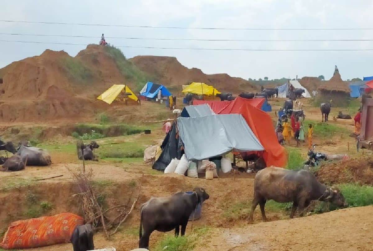 agra villagers made a way by cutting the mud dunes as dashrath manjhi