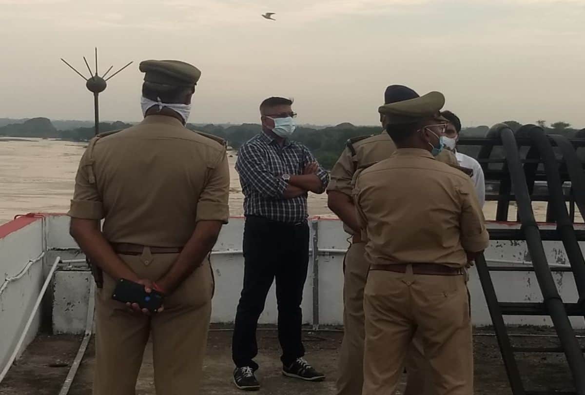 Chambal river flowing above the warning level in agra