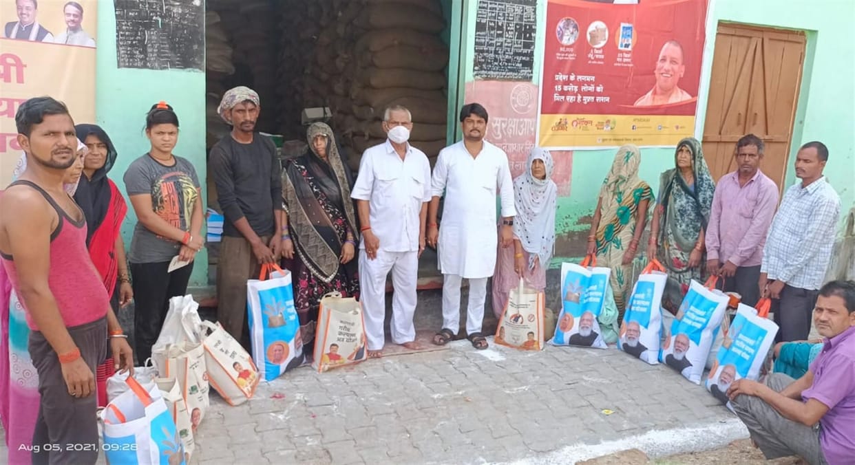 Hathras: Free ration distributed with bags at ration shops