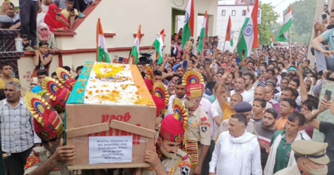 Tricolor in hands, farewell to martyr Bhuru Singh