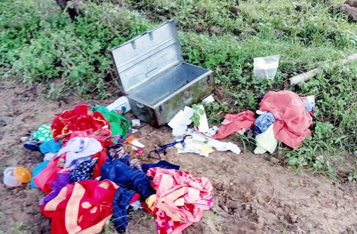 Jewelery and cash worth lakhs stolen from the house