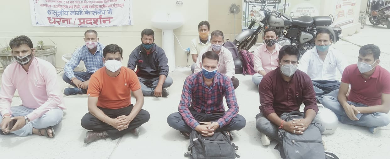 Bhulekh operators start a sit-in for not getting honorarium
