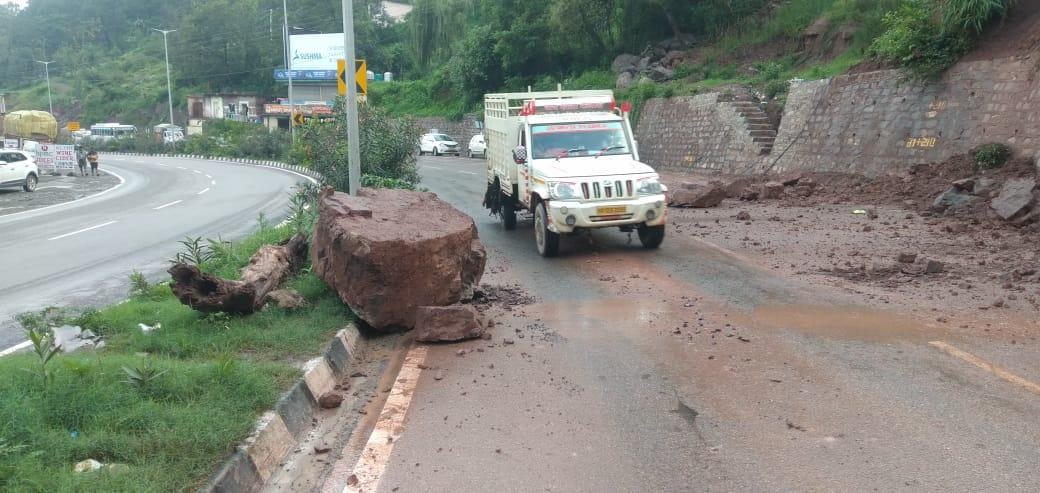 Land slide on Kalka-Shimla NH-5 near Sanvara after rain