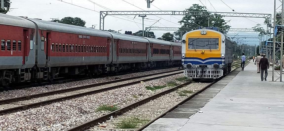 Rapti Ganga due to fault in power lineExpress halted at Doiwala station for two hours