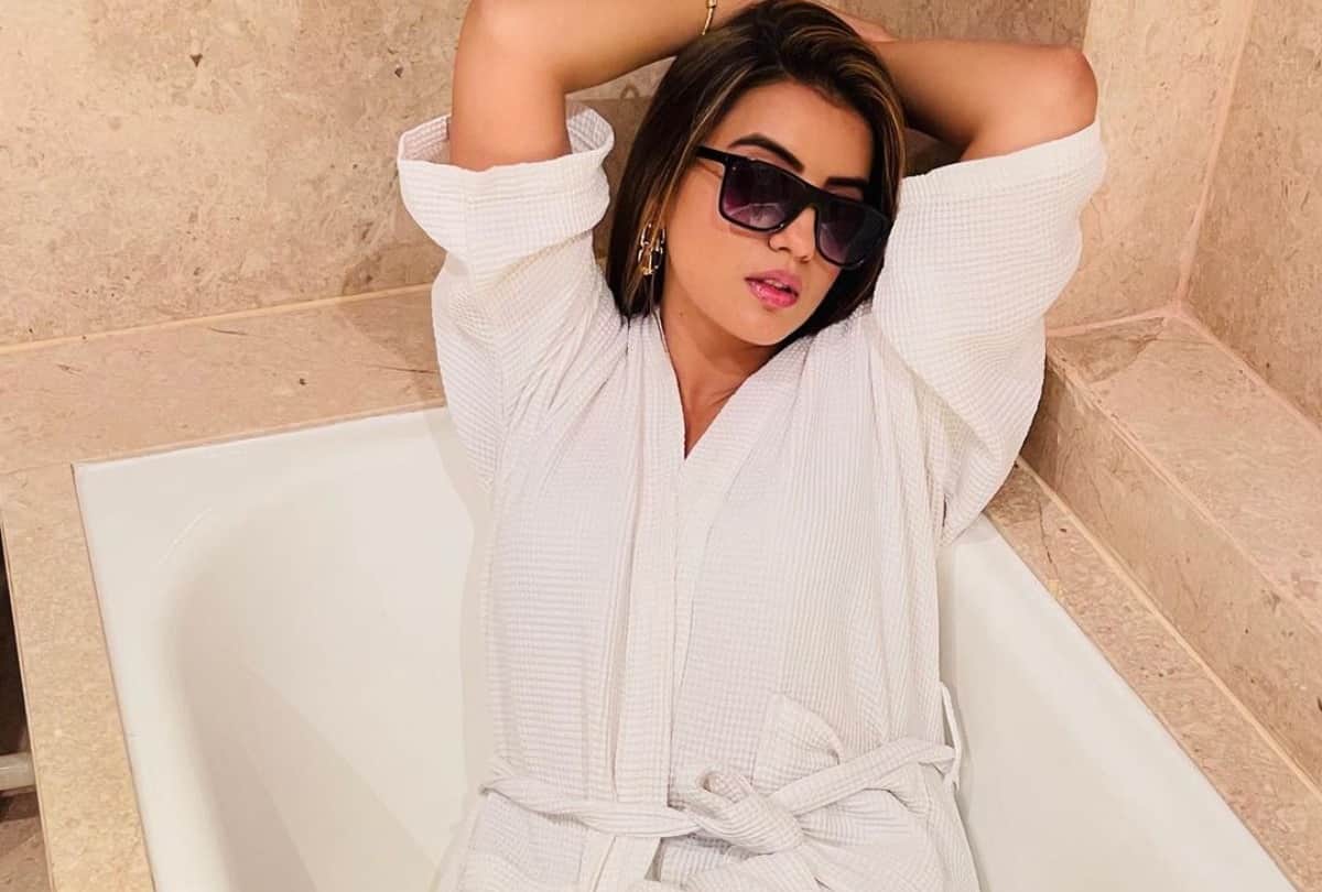 bigg boss ott bhojpuri actress akshara singh said karan johar is biased host reveals audience who asked questions were team members