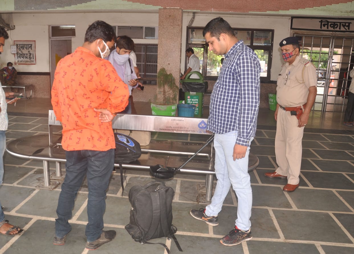 A close watch on the commuters at the station, the checking campaign was carried out