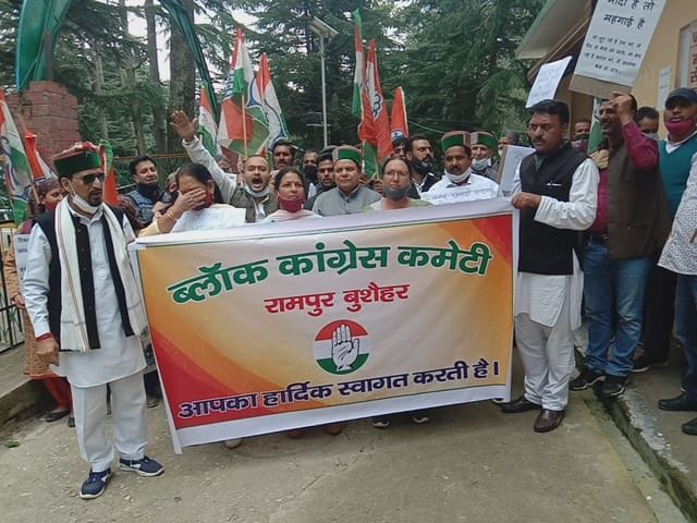 Congress took to the road due to public problems, Slogans were taken out against the state government in Nankhari.