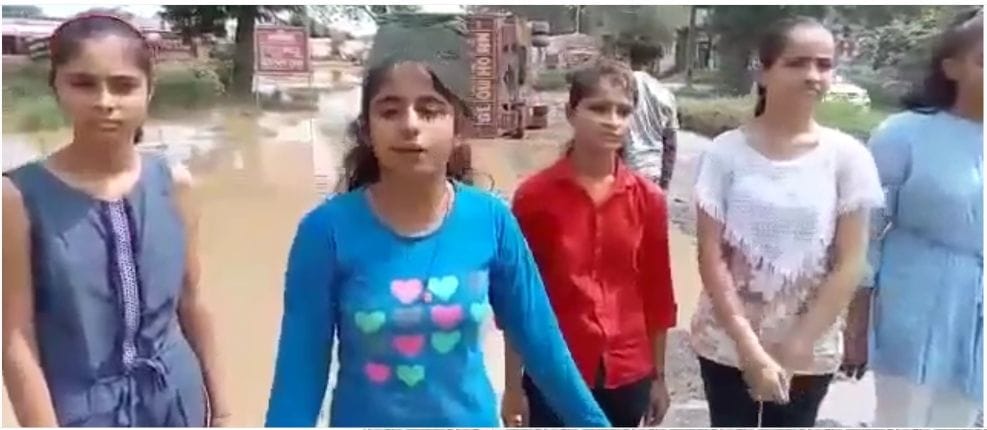 School children demanded to repair the broken road