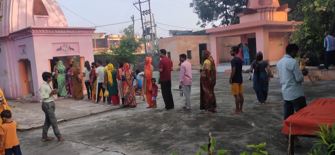 The praise of Bholenath kept resonating throughout the day in the pagodas