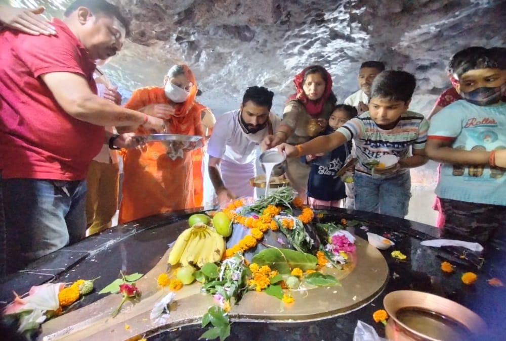 Sawan Mahashivratri 2021: Devotee rush for Lord shiva puja in temples photos