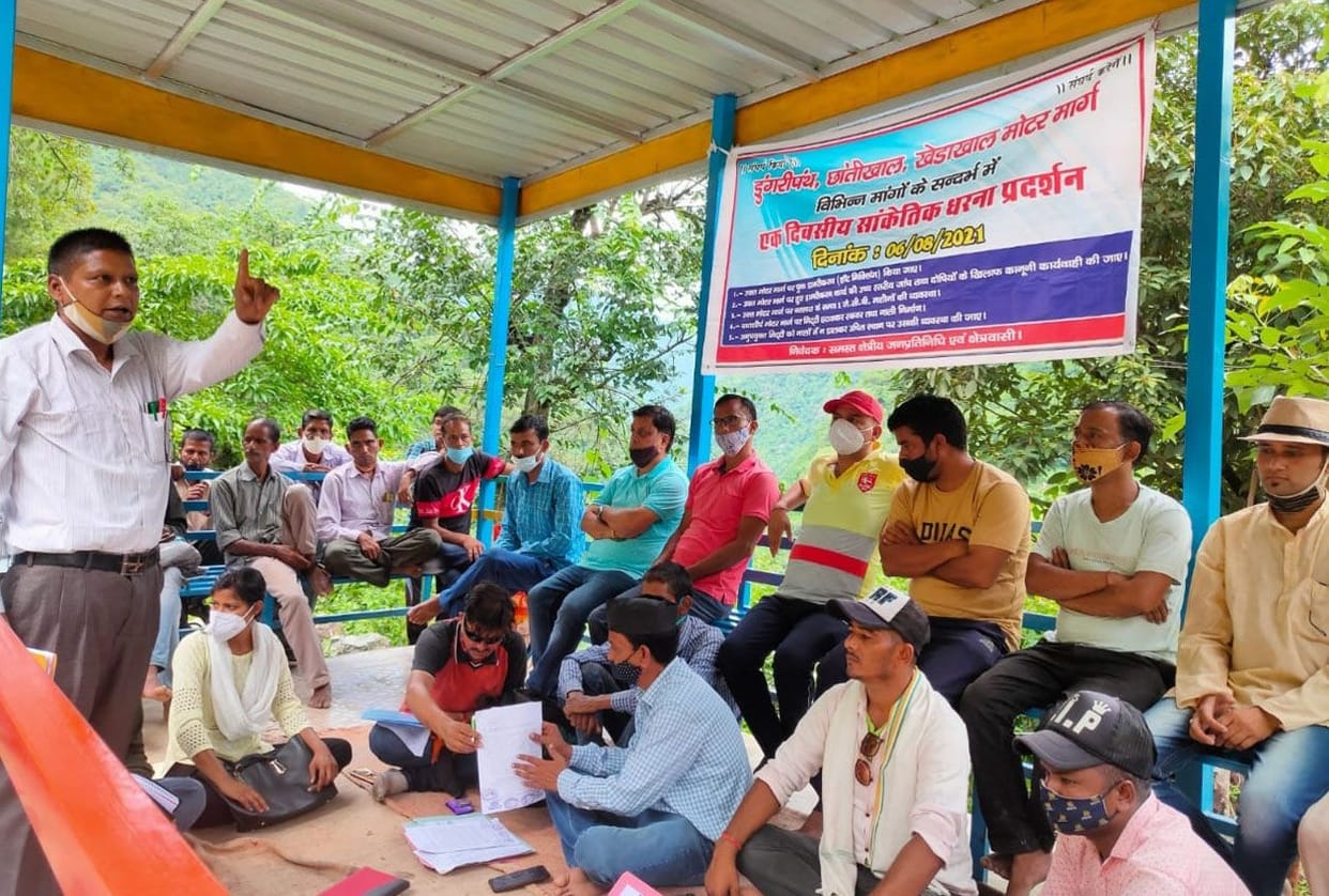 Villagers demonstrated to check asphaltization