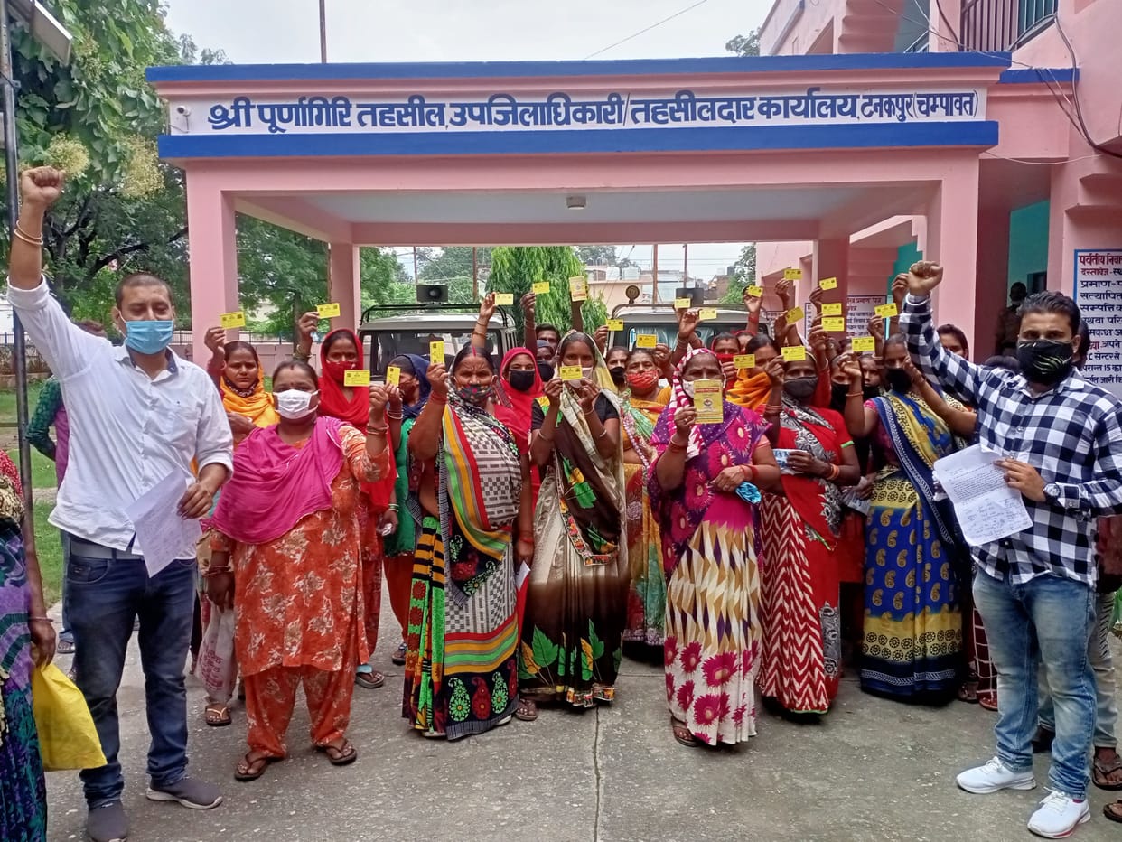 Angry people protested in Tehsil due to non-availability of white ration card