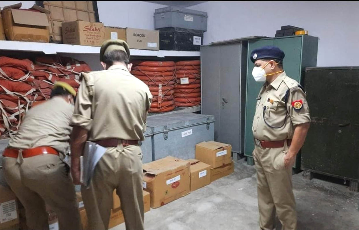 The superintendent of police did a surprise inspection of the police line