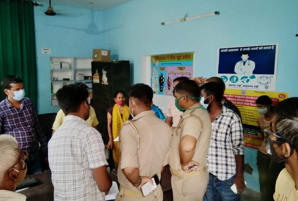 Police called after ruckus at vaccination booths for getting corona vaccine in Gorakhpur